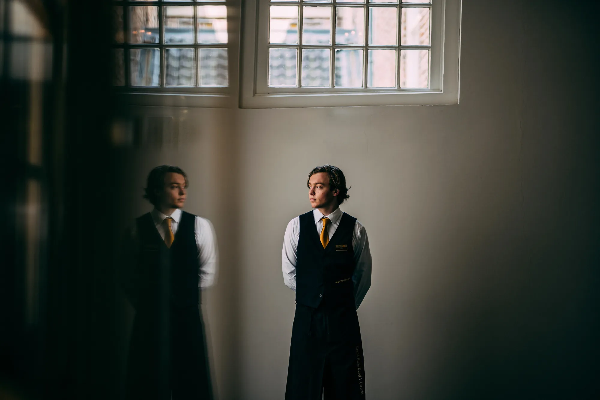 Mederwerker in formele kleding in sfeervolle ruimte

